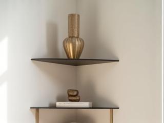 Étagère d'angle minimaliste avec des objets décoratifs